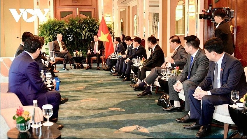 At the meeting between Chairman of the Vietnamese National Assembly Tran Thanh Man (R) and Wee Ee Cheong, Deputy Chairman and Chief Executive Officer of United Overseas Bank (UOB). At the meeting between Chairman of the Vietnamese National Assembly Tran Thanh Man (R) and Wee Ee Cheong, Deputy Chairman and Chief Executive Officer of United Overseas Bank (UOB).
