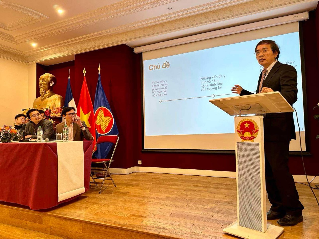 Dr. Vo Toan Trung delivered a presentation on Vietnamese Intellectuals in France Aspire to Contribute to “