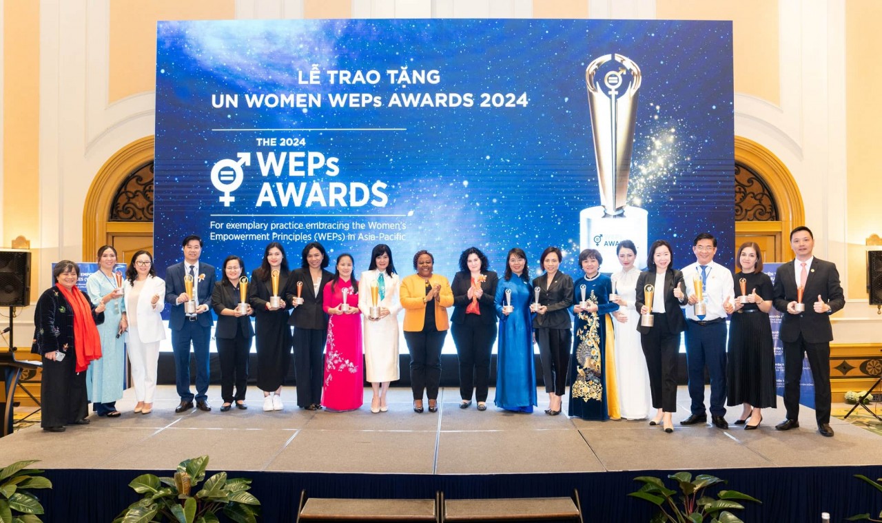 The award ceremony was held in Hanoi within the framework of the WE RISE Together project funded by the Australian Government through the Mekong-Australian Partnership and implemented by UN Women. The Women’s Empowerment Principles (WEPs), an initiative of UN Women and UN Global Compact, encourages businesses to adopt practices that encourage gender equality. The award ceremony was held in Hanoi within the framework of the WE RISE Together project funded by the Australian Government through the Mekong-Australian Partnership and implemented by UN Women. The Women’s Empowerment Principles (WEPs), an initiative of UN Women and UN Global Compact, encourages businesses to adopt practices that encourage gender equality.