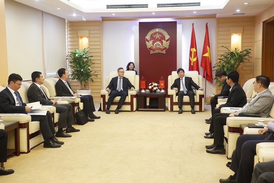 Deputy Minister Bui Hoang Phuong welcomes China’s National Data Administration delegation. Photo by Thao Anh. Deputy Minister Bui Hoang Phuong welcomes China’s National Data Administration delegation. Photo by Thao Anh.
