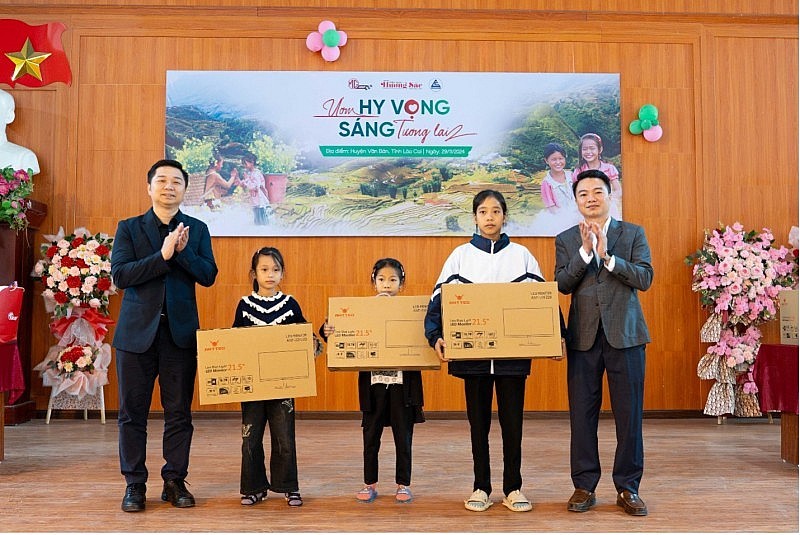 Donating computers to outstanding students overcoming difficulties Donating computers to outstanding students overcoming difficulties