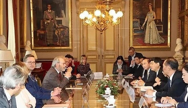 At the meeting between Chairman of the NA Committee for Culture and Education Nguyen Dac Vinh and President of the Belgian House of Representatives Peter De Roover.. At the meeting between Chairman of the NA Committee for Culture and Education Nguyen Dac Vinh and President of the Belgian House of Representatives Peter De Roover..