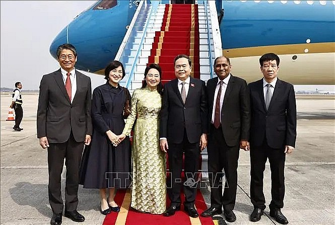 Singaporean Ambassador Jaya Ratnam and Japanese Ambassador Ito Naoki bid farewell to NA Chairman Tran Thanh Man and his spouse at Noi Bai International Airport (Photo: VNA) Singaporean Ambassador Jaya Ratnam and Japanese Ambassador Ito Naoki bid farewell to NA Chairman Tran Thanh Man and his spouse at Noi Bai International Airport (Photo: VNA)