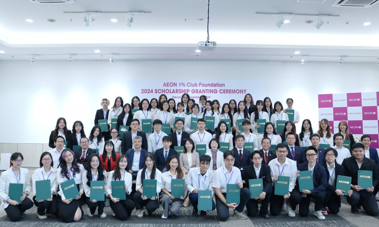 The AEON 1% Club Foundation granted scholarships to 54 Vietnamese university students for their outstanding study results at a ceremony on November 27.