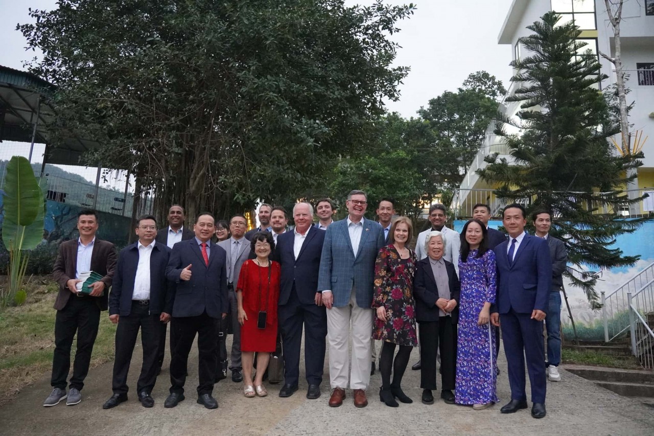 The international pastors took commemorative photos with the staff of the Aquila Rescue Center. The international pastors took commemorative photos with the staff of the Aquila Rescue Center.