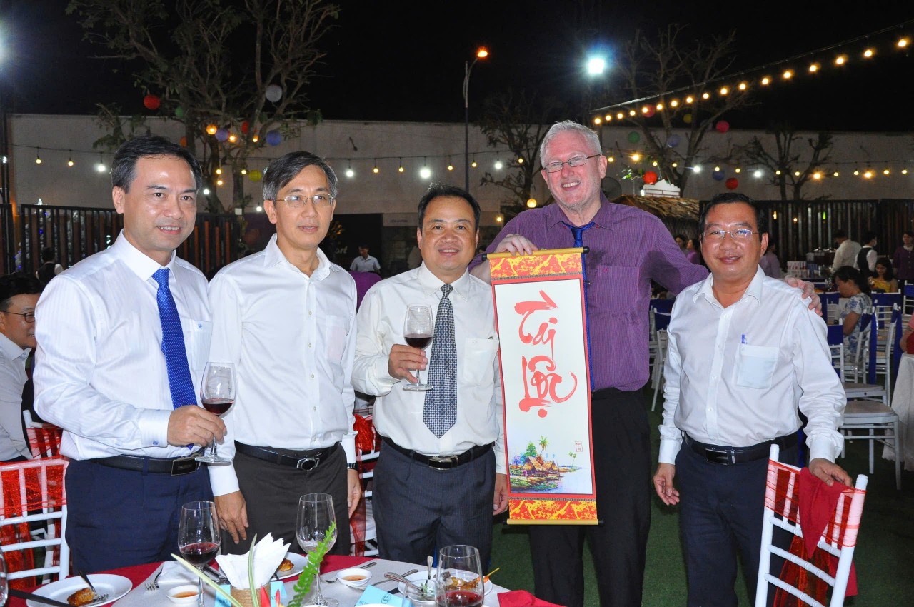 On the evening of December 6, Can Tho City hosted its annual New Year celebration for foreign professionals, students, and workers living, studying, and working in the city. On the evening of December 6, Can Tho City hosted its annual New Year celebration for foreign professionals, students, and workers living, studying, and working in the city.
