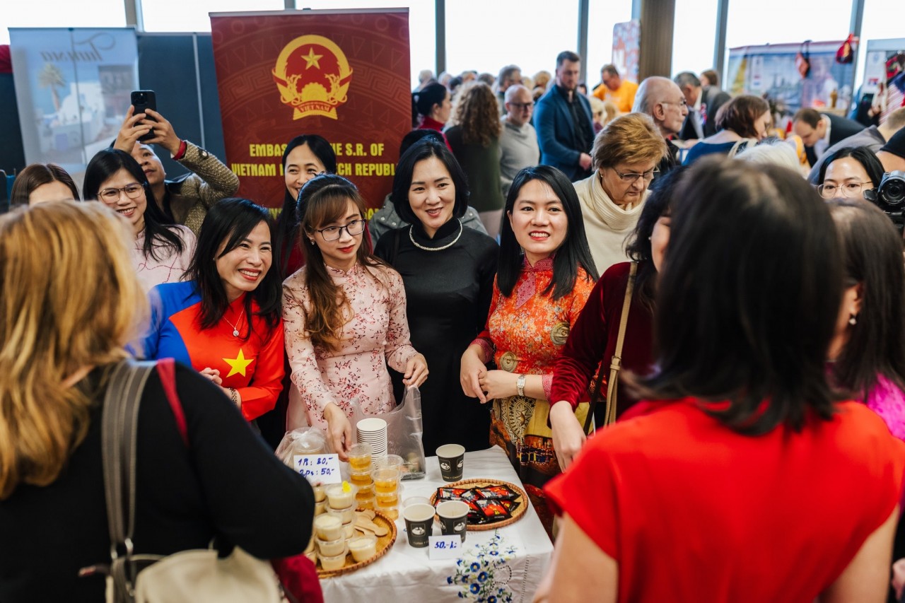 The Vietnamese Embassy in the Czech Republic participated in the annual International Charity Market organised by the Diplomatic Spouses Association in Prague on December 1, which aimed at raising funds for Czech charities.
