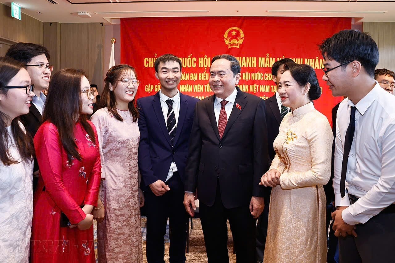 NA Chairman Tran Thanh Man meets Vietnamese community representatives in Japan. (Photo: VNA) NA Chairman Tran Thanh Man meets Vietnamese community representatives in Japan. (Photo: VNA)