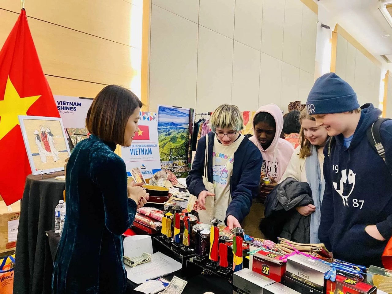 Vietnamese Traditional Culture And Arts Attract Attention At The International Winter Fair Vietnam's Cultural Charm Shines at Winter Fair