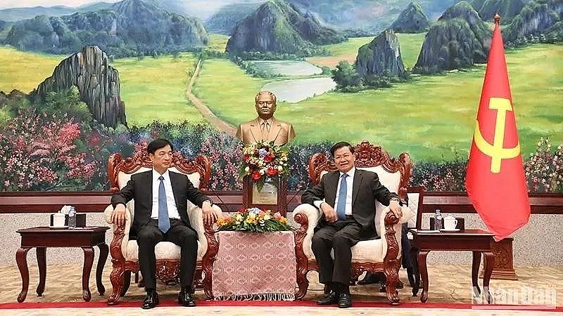 General Secretary of the Lao People's Revolutionary Party Central Committee and President of Laos Thongloun Sisoulith (right) receives Nguyen Duy Ngoc, Secretary of the Communist Party of Vietnam Central Committee and Chief of its Office, in Vientiane on December 11. (Photo: VNA) General Secretary of the Lao People's Revolutionary Party Central Committee and President of Laos Thongloun Sisoulith (right) receives Nguyen Duy Ngoc, Secretary of the Communist Party of Vietnam Central Committee and Chief of its Office, in Vientiane on December 11. (Photo: VNA)