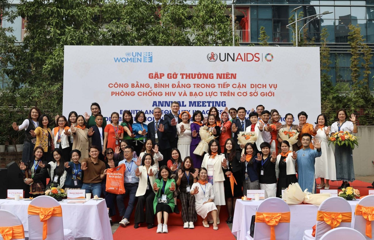 On the morning of December 10, the United Nations Entity for Gender Equality and the Empowerment of Women (UN Women Vietnam) and the Joint United Nations Programme on HIV/AIDS (UNAIDS) held their annual meeting titled “Equity and Equality in Access to HIV Prevention and Gender-Based Violence Services” at the UN House in Hanoi. This event highlighted the United Nations’ commitment to eliminating stigma, discrimination, and violence based on gender and HIV status. On the morning of December 10, the United Nations Entity for Gender Equality and the Empowerment of Women (UN Women Vietnam) and the Joint United Nations Programme on HIV/AIDS (UNAIDS) held their annual meeting titled “Equity and Equality in Access to HIV Prevention and Gender-Based Violence Services” at the UN House in Hanoi. This event highlighted the United Nations’ commitment to eliminating stigma, discrimination, and violence based on gender and HIV status.