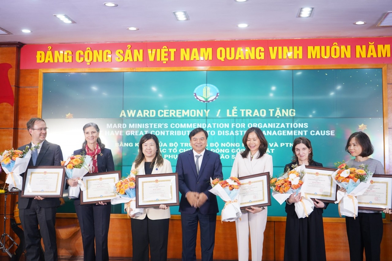 The United Nations Resident Coordinator in Việt Nam Pauline Tamesis and Vice Minister Nguyễn Hoàng Hiệp from the Ministry of Agriculture and Rural Development (MARD), convened the annual end-of-year gathering of the Disaster Risk Reduction Partnership (DRRP) on Tuesday. The key milestone at the gathering was the official launch of the Việt Nam Multi-Sector Assessment (VMSA). The assessment is the collaboration results of key government ministries and the UN agencies, the EU, JICA, ADB, HAI, SCV, CRS, and other development partners. The UN Resident Coordinator oversaw the involvement of UN agencies, with technical leadership provided by UNDP. The United Nations Resident Coordinator in Việt Nam Pauline Tamesis and Vice Minister Nguyễn Hoàng Hiệp from the Ministry of Agriculture and Rural Development (MARD), convened the annual end-of-year gathering of the Disaster Risk Reduction Partnership (DRRP) on Tuesday. The key milestone at the gathering was the official launch of the Việt Nam Multi-Sector Assessment (VMSA). The assessment is the collaboration results of key government ministries and the UN agencies, the EU, JICA, ADB, HAI, SCV, CRS, and other development partners. The UN Resident Coordinator oversaw the involvement of UN agencies, with technical leadership provided by UNDP.