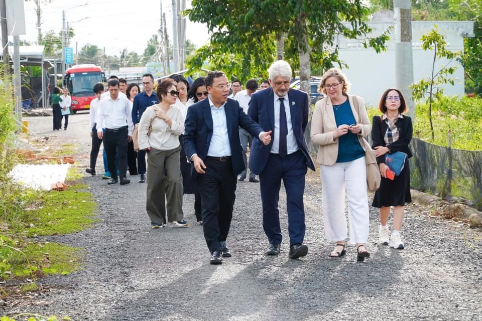 A high-profile delegation, including EU Ambassador Julien Guerrier, Spanish Ambassador Carmen Cano de Lasala, and Vietnam's Deputy Minister of Industry and Trade Nguyen Hoang Long, embarked on a joint field trip to Can Tho and Tra Vinh. The purpose of the trip was to assess and discuss the implementation of the EU-supported sustainable energy transition program A high-profile delegation, including EU Ambassador Julien Guerrier, Spanish Ambassador Carmen Cano de Lasala, and Vietnam's Deputy Minister of Industry and Trade Nguyen Hoang Long, embarked on a joint field trip to Can Tho and Tra Vinh. The purpose of the trip was to assess and discuss the implementation of the EU-supported sustainable energy transition program