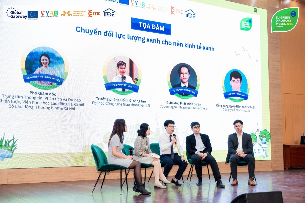 The Vietnam Youth Advisory Board, with support from the European Union in ASEAN and the EU Delegation to Vietnam, successfully collaborated with the University of Transport Technology to organize a talk show and exhibition on green economy themes last weekend.  The event, which was part of the 2024 EU-ASEAN Green Diplomacy Week, gathered over 300 attendees both in person and online, including representatives from development organizations, businesses, and youth networks engaged in green economic initiatives.