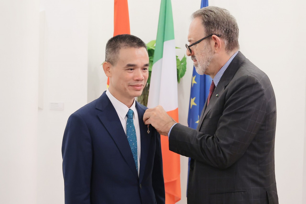 In recognition of his significant contributions to promoting and fostering Italian culture and language in Vietnam, as well as his efforts in developing the Italian Studies Department at Hanoi University, the President of the Italian Republic has awarded the Order of the Star of Italy to Assoc. Prof. Dr. Nguyen Van Trao, President of Hanoi University. On the evening of December 5, 2024, in a formal ceremony, the Ambassador Extraordinary and Plenipotentiary of the Italian Republic to Vietnam, H.E. Mr. Marco Della Seta, presented the Order to Assoc. Prof. Dr. Nguyen Van Trao. In recognition of his significant contributions to promoting and fostering Italian culture and language in Vietnam, as well as his efforts in developing the Italian Studies Department at Hanoi University, the President of the Italian Republic has awarded the Order of the Star of Italy to Assoc. Prof. Dr. Nguyen Van Trao, President of Hanoi University. On the evening of December 5, 2024, in a formal ceremony, the Ambassador Extraordinary and Plenipotentiary of the Italian Republic to Vietnam, H.E. Mr. Marco Della Seta, presented the Order to Assoc. Prof. Dr. Nguyen Van Trao.