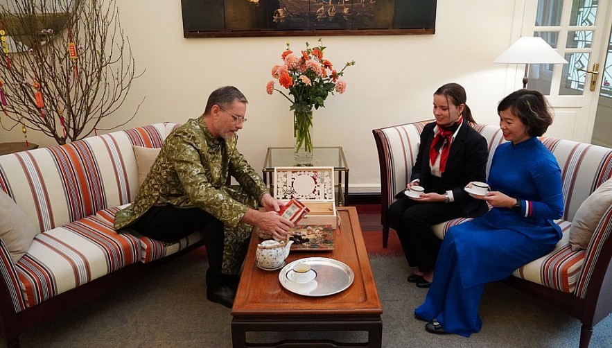 French Ambassador Enchanted by Hanoi and the Vietnamese Ao Dai French Ambassador Enchanted by Hanoi And Vietnamese Ao Dai