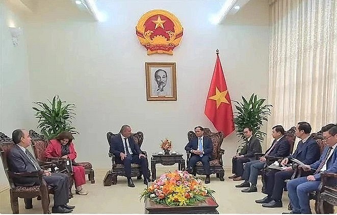 Deputy Prime Minister and Foreign Minister Bui Thanh Son (R) receives Cuban Minister of Agriculture Ydael Jesus Pezez Brito. Deputy Prime Minister and Foreign Minister Bui Thanh Son (R) receives Cuban Minister of Agriculture Ydael Jesus Pezez Brito.