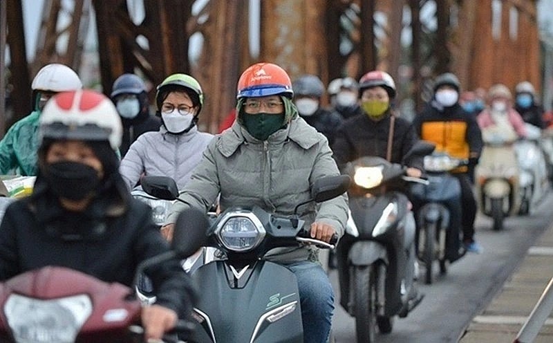 Many Hanoians go out to the street in warm clothes. Photo: VOV Many Hanoians go out to the street in warm clothes. Photo: VOV