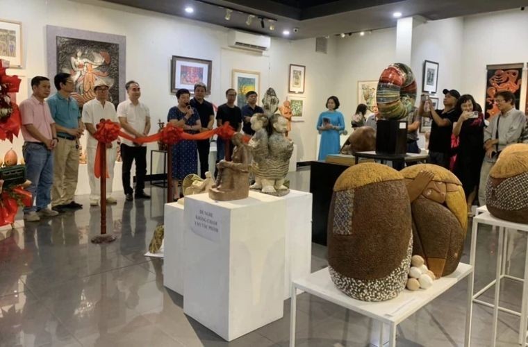 The 29th Hanoi Fine Arts Exhibition - Region 1, specialising in sculpture, graphics and applied arts, opened at the Fine Arts Exhibition Hall 16, Ngo Quyen, Hanoi, on August 9. The 29th Hanoi Fine Arts Exhibition - Region 1, specialising in sculpture, graphics and applied arts, opened at the Fine Arts Exhibition Hall 16, Ngo Quyen, Hanoi, on August 9.