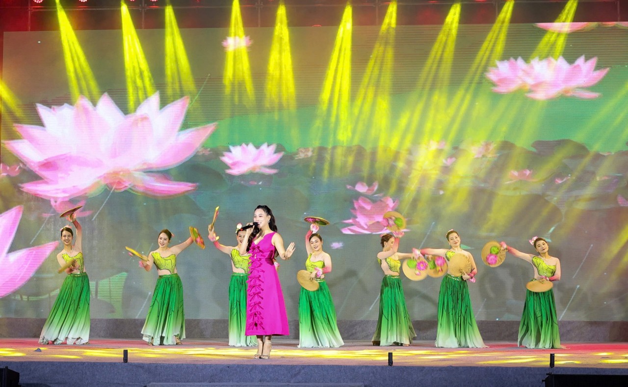 The event, to be jointly organised by the Ministry of Culture, Sports and Tourism, the Ministry of Agriculture and Rural Development and the provincial People’s Committee, is part of activities to celebrate the Vietnam Cultural Heritage Day (November 23) and to mark the 10th anniversary of Vi-Giam folk singing being recognised by UNESCO as an intangible cultural heritage of humanity. The event, to be jointly organised by the Ministry of Culture, Sports and Tourism, the Ministry of Agriculture and Rural Development and the provincial People’s Committee, is part of activities to celebrate the Vietnam Cultural Heritage Day (November 23) and to mark the 10th anniversary of Vi-Giam folk singing being recognised by UNESCO as an intangible cultural heritage of humanity.