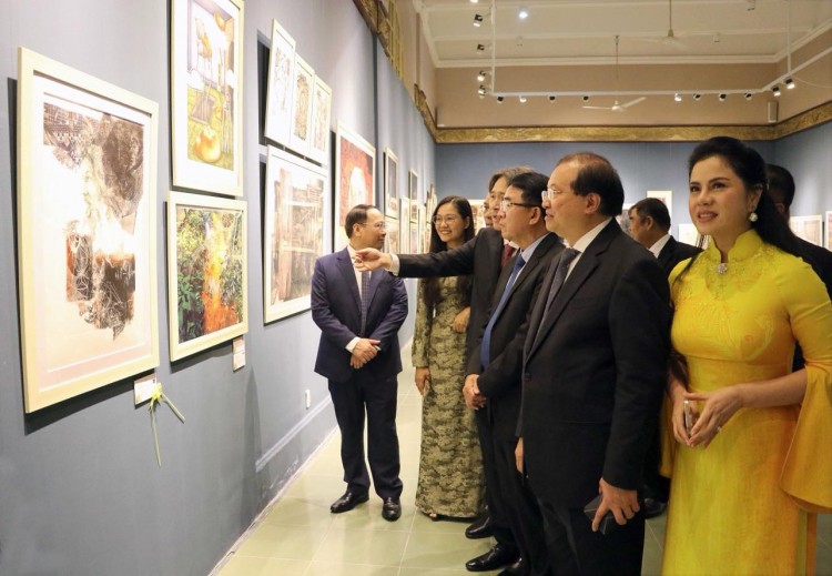 The 2024 ASEAN Graphic Arts Exhibition, held at the Hải Phòng Museum, is open to the public until December 20. The free exhibition showcases 153 pieces of art from 131 artists across ASEAN nations, including Brunei, Cambodia, Indonesia, Laos, Malaysia, Myanmar, the Philippines, Singapore, Thailand, and Việt Nam. The exhibits highlight the culture, people, and nature of each nation, address contemporary issues, promote peace, and celebrate the strong, ongoing multilateral ties within ASEAN. They are created using a wide range of materials and techniques such as metal engraving, wood carving, monotype printing, embossing, gum printing, and screen printing. The 2024 ASEAN Graphic Arts Exhibition, held at the Hải Phòng Museum, is open to the public until December 20. The free exhibition showcases 153 pieces of art from 131 artists across ASEAN nations, including Brunei, Cambodia, Indonesia, Laos, Malaysia, Myanmar, the Philippines, Singapore, Thailand, and Việt Nam. The exhibits highlight the culture, people, and nature of each nation, address contemporary issues, promote peace, and celebrate the strong, ongoing multilateral ties within ASEAN. They are created using a wide range of materials and techniques such as metal engraving, wood carving, monotype printing, embossing, gum printing, and screen printing.