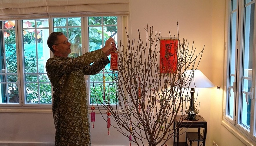 French Ambassador Enchanted by Hanoi And Vietnamese Ao Dai French Ambassador Enchanted by Hanoi And Vietnamese Ao Dai