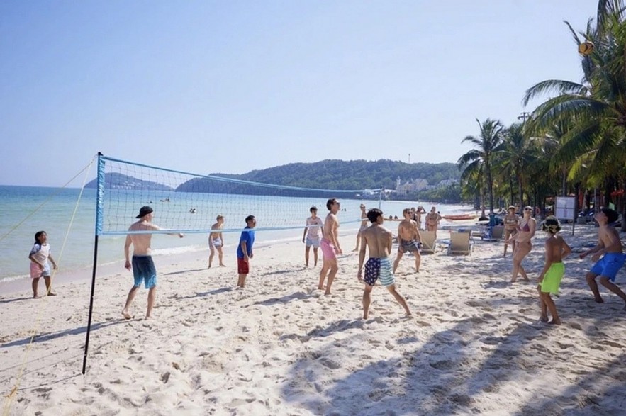 International tourists enjoy the Vietnam News Today (Dec. 29): 3-Day Trip to Phu Quoc Costs Less Than a Weekend in Singapore