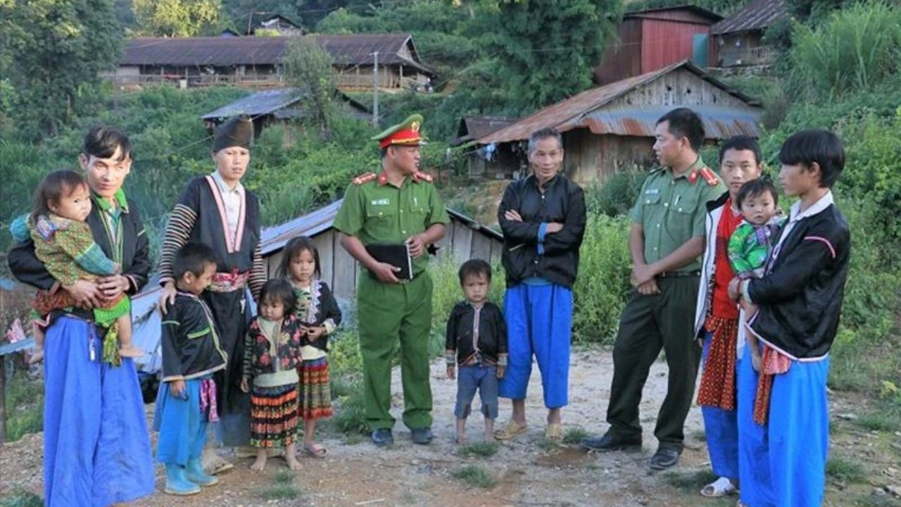 Lai Chau Provincial Police propagate the law to ethnic minorities in villages.