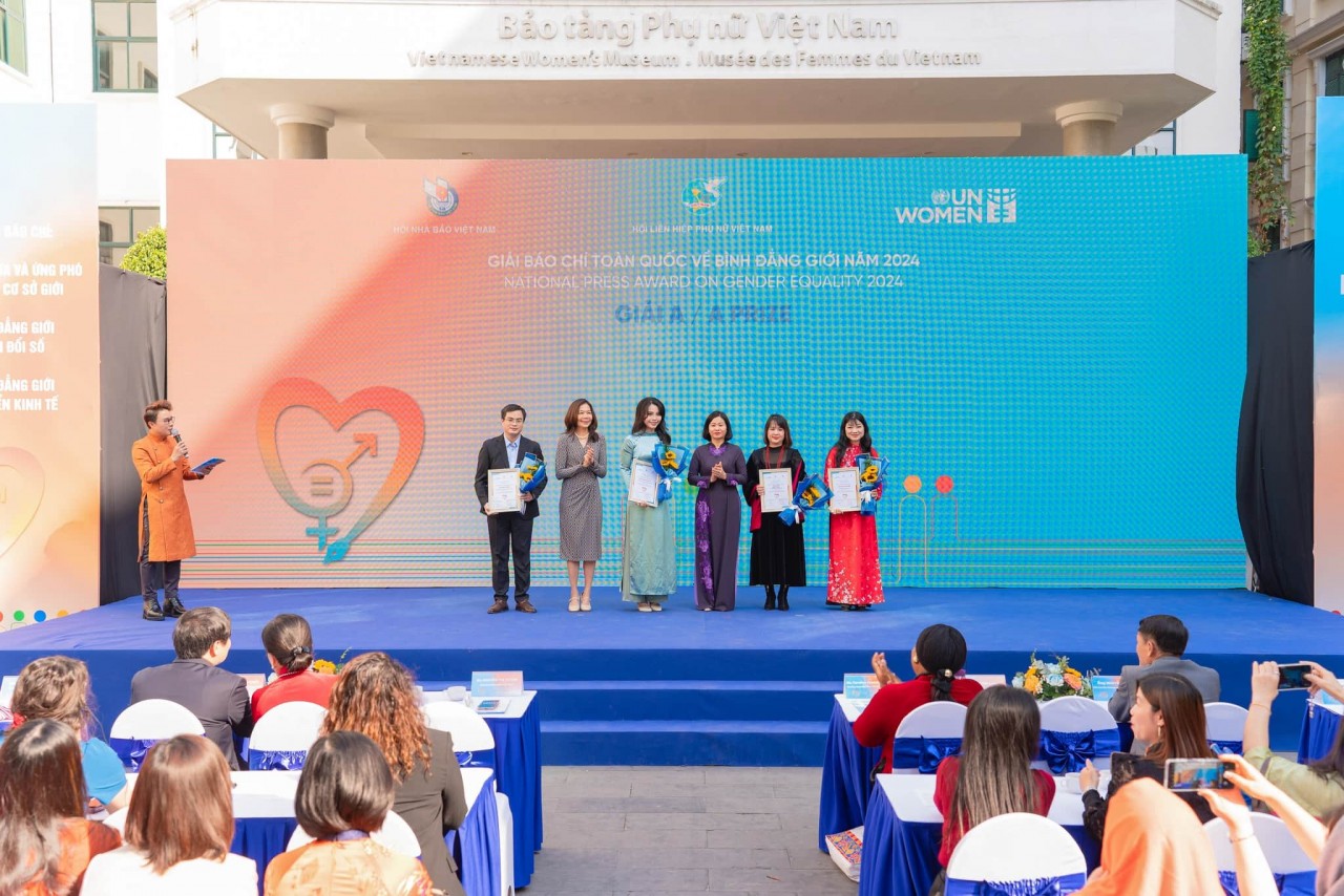 The Central Committee of the Vietnam Women’s Union, in collaboration with UN Women and the Vietnam Journalists Association, hosted the National Journalism Awards on Gender Equality 2024 in Hanoi on December 18. The awards honored 24 outstanding works from various categories, including print, online, radio, and television. Additionally, three organizations: Vietnam Women’s Newspaper, Ho Chi Minh City Women’s Newspaper, and Nghe An Newspaper, were recognized for submitting the highest number of entries. The National Journalism Awards on Gender Equality 2024 is part of the activities marking the Action Month for Gender Equality and the Prevention of Gender-Based Violence. The Central Committee of the Vietnam Women’s Union, in collaboration with UN Women and the Vietnam Journalists Association, hosted the National Journalism Awards on Gender Equality 2024 in Hanoi on December 18. The awards honored 24 outstanding works from various categories, including print, online, radio, and television. Additionally, three organizations: Vietnam Women’s Newspaper, Ho Chi Minh City Women’s Newspaper, and Nghe An Newspaper, were recognized for submitting the highest number of entries. The National Journalism Awards on Gender Equality 2024 is part of the activities marking the Action Month for Gender Equality and the Prevention of Gender-Based Violence.