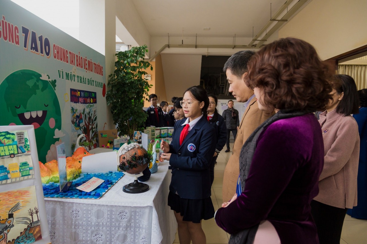 On December 24, 2024, the Waste Detox campaign, initiated by Good Neighbors International (GNI), concluded with a meaningful and celebratory closing ceremony at Ngo Si Lien Secondary School, Hoan Kiem District, Hanoi. Over two months, the campaign engaged 2,400 students and received more than 60 environmental protection projects designed and implemented by the students themselves. The ceremony was attended by representatives from GNI, the Hanoi Department of Education and Training, Hoan Kiem District People's Committee, Hoan Kiem District Education and Training Office, Hoan Kiem District Department of Natural Resources and Environment, as well as representatives from the Hanoi Youth Union and Hoan Kiem District Youth Union. On December 24, 2024, the Waste Detox campaign, initiated by Good Neighbors International (GNI), concluded with a meaningful and celebratory closing ceremony at Ngo Si Lien Secondary School, Hoan Kiem District, Hanoi. Over two months, the campaign engaged 2,400 students and received more than 60 environmental protection projects designed and implemented by the students themselves. The ceremony was attended by representatives from GNI, the Hanoi Department of Education and Training, Hoan Kiem District People's Committee, Hoan Kiem District Education and Training Office, Hoan Kiem District Department of Natural Resources and Environment, as well as representatives from the Hanoi Youth Union and Hoan Kiem District Youth Union.