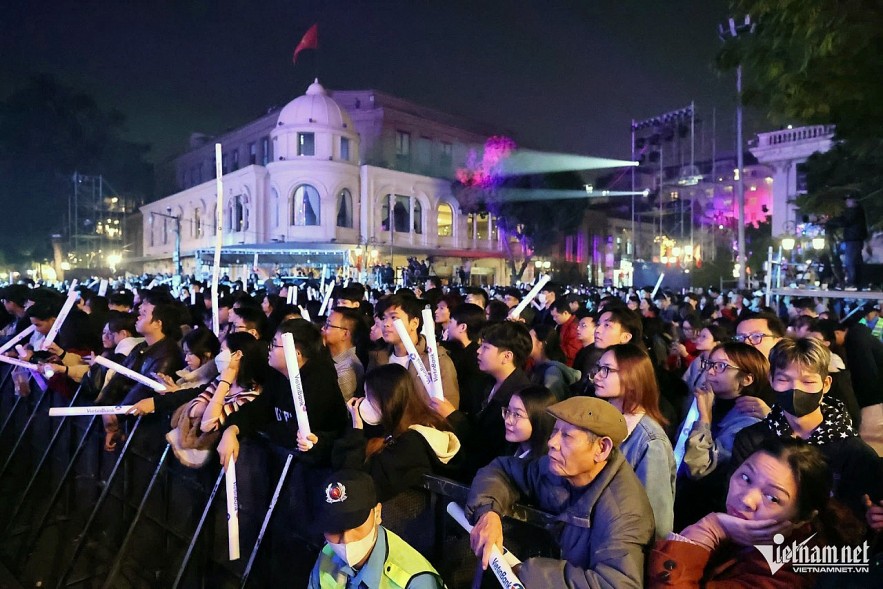 At the same time, in front of the stage at the Hanoi Opera House, thousands of people directed their gaze towards the singers and dancers to watch artistic performances symbolizing the farewell to the old year and the welcoming of the new year. At the same time, in front of the stage at the Hanoi Opera House, thousands of people directed their gaze towards the singers and dancers to watch artistic performances symbolizing the farewell to the old year and the welcoming of the new year.