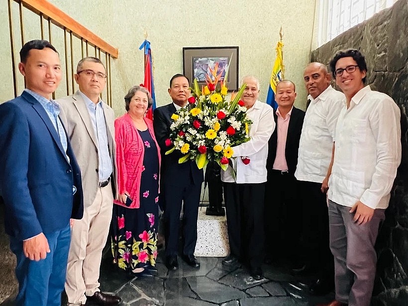 The Vietnamese Embassy in Venezuela congratulate the Cuban diplomatic mission on the occasion of Cuba's 66th National Day. (Photo courtesy of the Vietnamese Embassy) The Vietnamese Embassy in Venezuela congratulate the Cuban diplomatic mission on the occasion of Cuba's 66th National Day. (Photo courtesy of the Vietnamese Embassy)