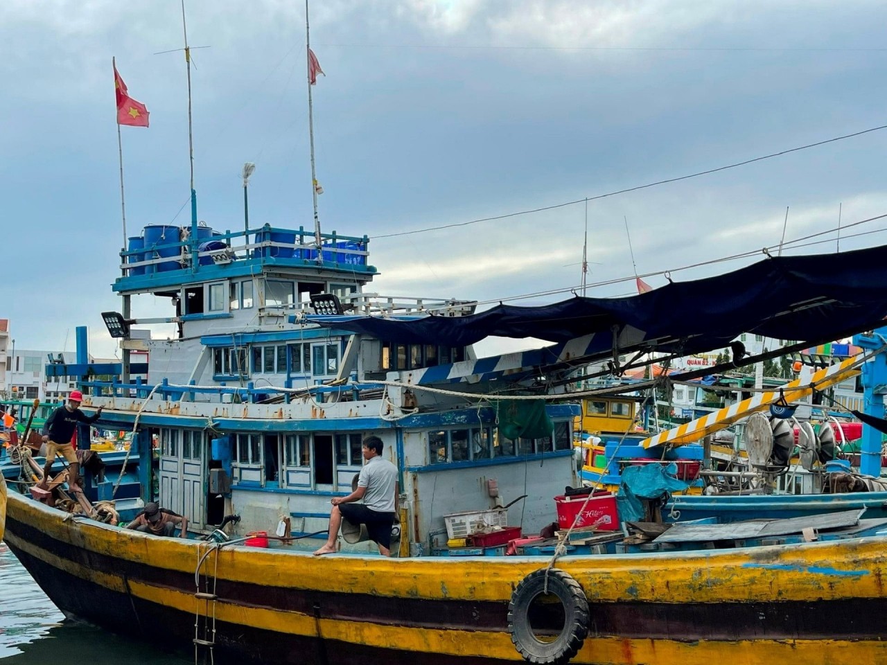 Binh Thuan is focusing on restructuring its offshore fishing fleet, improving support for fishermen, and implementing national strategies to combat IUU fishing. Binh Thuan is focusing on restructuring its offshore fishing fleet, improving support for fishermen, and implementing national strategies to combat IUU fishing.