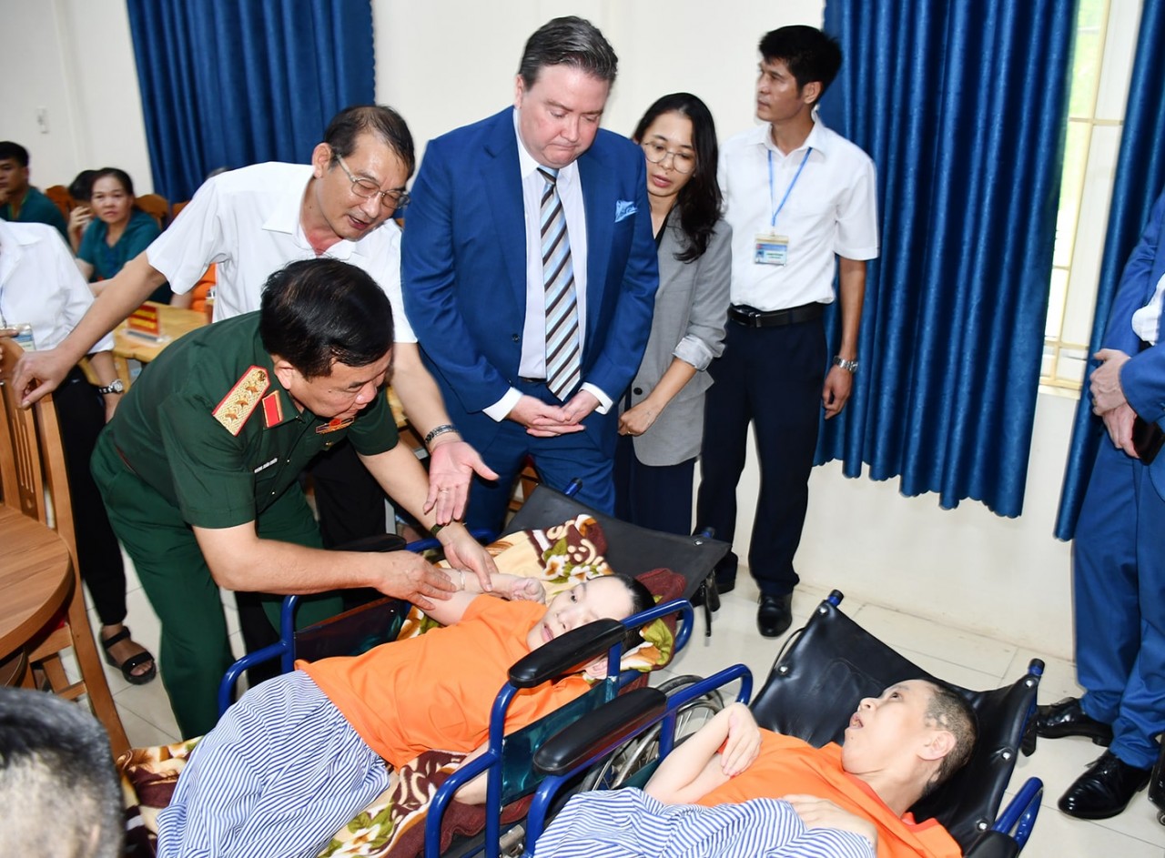 Lieut. Gen. Nguyen Huu Chinh, Chairman of the Vietnam Association for Victims of AO/Dioxin, and US Ambassador to Vietnam Marc Knapper