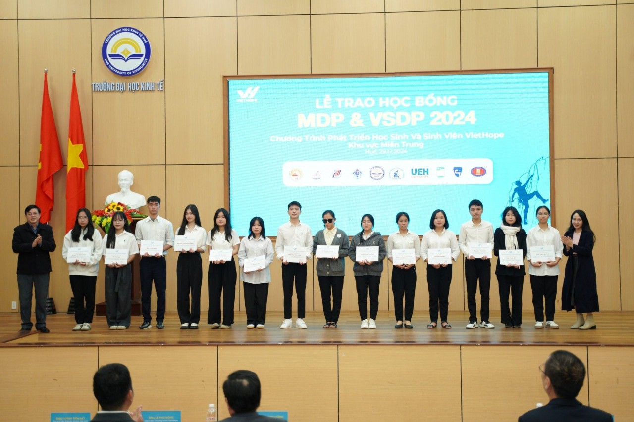 Chairman of the Union of Friendship Organizations of Thua Thien Hue province, awarded scholarships to students. (Photo: huefo.vn) Chairman of the Union of Friendship Organizations of Thua Thien Hue province, awarded scholarships to students. (Photo: huefo.vn)