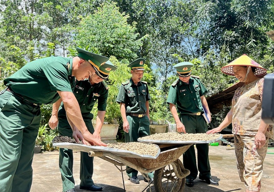 Police Force Encourages People in Bordering Communes to become "Living Milestone" Police Force Encourages People in Bordering Communes to become "Living Milestone"