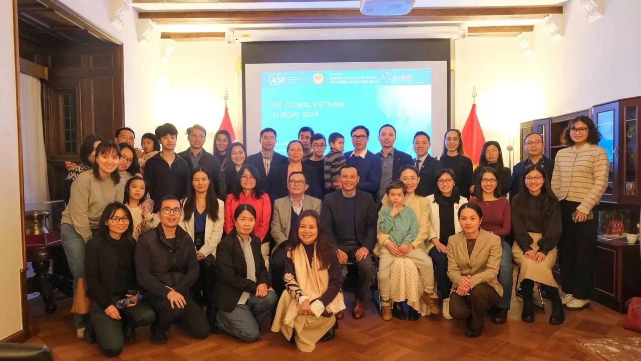 Vietnamese experts and scientists in Denmark, Norway, Sweden, and France take a commemorative photo. (Photo: scov.gov.vn) Vietnamese experts and scientists in Denmark, Norway, Sweden, and France take a commemorative photo. (Photo: scov.gov.vn)
