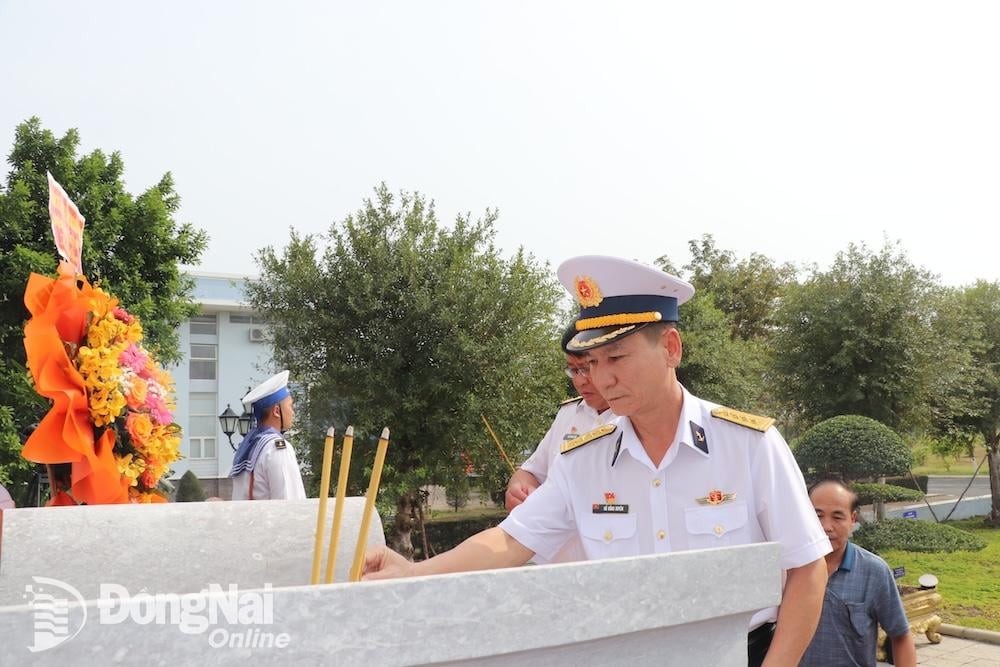 Colonel Do Hong Duyen, Deputy Political Commissar of Naval Region 2 and Head of the delegation, led a tribute ceremony to heroic martyrs before the meeting. (Photo: Hai Yen) Colonel Do Hong Duyen, Deputy Political Commissar of Naval Region 2 and Head of the delegation, led a tribute ceremony to heroic martyrs before the meeting. (Photo: Hai Yen)