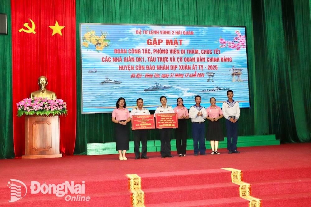 Delegates presented gifts from Ho Chi Minh City’s Party Committee, authorities, and residents to DK1 officers, soldiers, and fishermen. (Photo: Hai Yen) Delegates presented gifts from Ho Chi Minh City’s Party Committee, authorities, and residents to DK1 officers, soldiers, and fishermen. (Photo: Hai Yen)