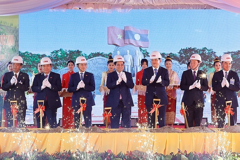 Vietnam Gifts Laos a Friendship Park in Vientiane Vietnam Gifts Laos a Friendship Park in Vientiane