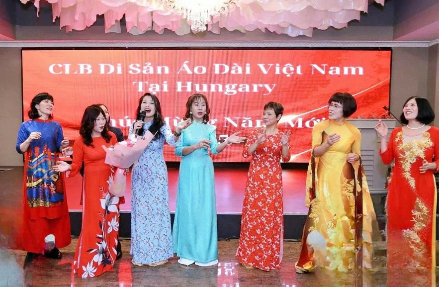 Ao Dai's Beauty and Value Introduced to International riends Ao Dai's Beauty and Value Introduced to International riends