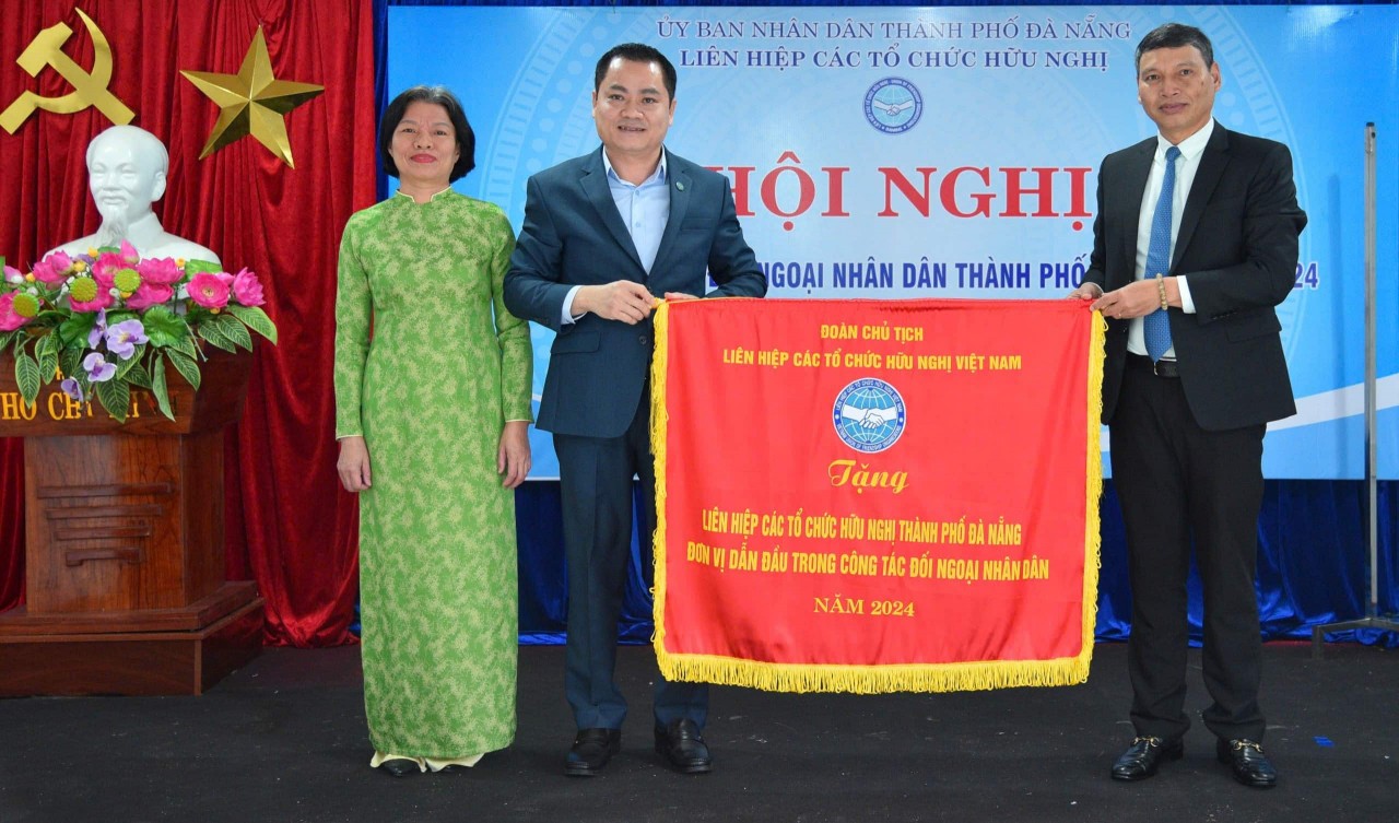 The Da Nang Union of Friendship Organizations was honored with the Emulation Flag for “Excellence in People-to-People Diplomacy in 2024,” awarded by the Viet Nam Union of Friendship Organizations.