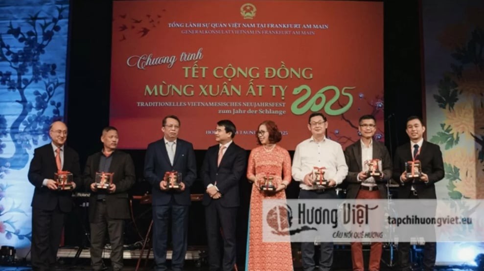 Gratitude ceremony for overseas Vietnamese and international friends. (Photo: Huong Viet Magazine) Gratitude ceremony for overseas Vietnamese and international friends. (Photo: Huong Viet Magazine)