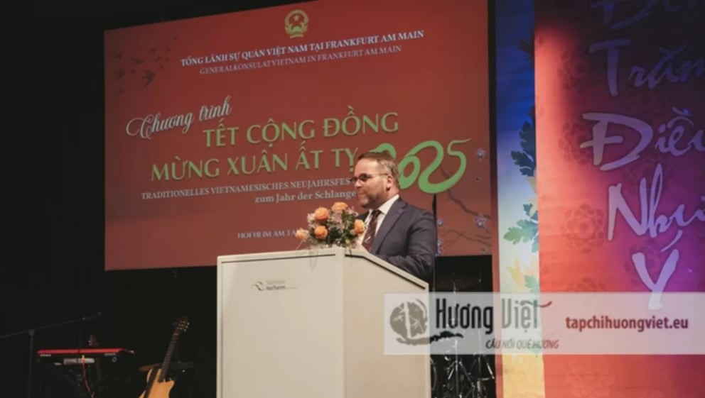 Minister Timon Gremmels speaks at the 2025 Community Tet program. (Photo: Huong Viet Magazine) Minister Timon Gremmels speaks at the 2025 Community Tet program. (Photo: Huong Viet Magazine)