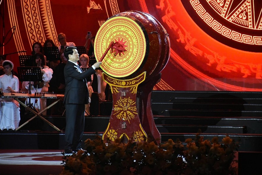 President Luong Cuong Beats the Drum to Launch 2025 Homeland Spring Festival President Luong Cuong Beats the Drum to Launch 2025 Homeland Spring Festival