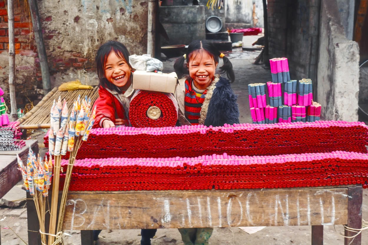 Binh Da fireworks market in 1993. (Photo: Andy Soloman) Binh Da fireworks market in 1993. (Photo: Andy Soloman)