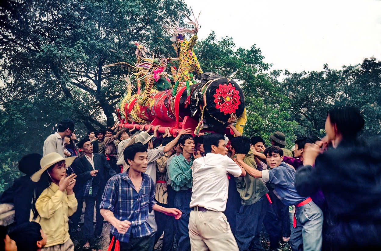Dong Ky firecracker procession festival in 1994. (Photo: Andy Soloman) Dong Ky firecracker procession festival in 1994. (Photo: Andy Soloman)