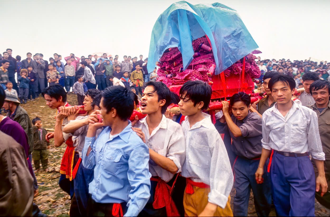 Dong Ky firecracker procession festival in 1994. (Photo: Andy Soloman) Dong Ky firecracker procession festival in 1994. (Photo: Andy Soloman)