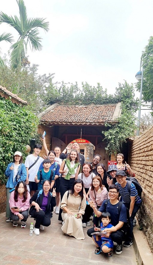 Vietnamese Language and Culture Introduced to the World Vietnamese Language and Culture Introduced to the World