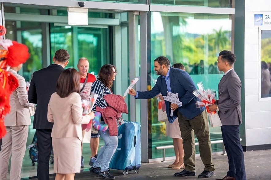 Caballero Medeiros Mario Jorge, Regional Operations director for Southern Vietnam and Phu Quoc at Meliá Vinpearl, welcomes Czech tourists at the end of 2024. (Photo: Melia Vinpearl). Caballero Medeiros Mario Jorge, Regional Operations director for Southern Vietnam and Phu Quoc at Meliá Vinpearl, welcomes Czech tourists at the end of 2024. (Photo: Melia Vinpearl).